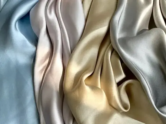 புயலால் இணையத்தை எடுக்கும் அசிடேட் துணி சரியாக என்ன?